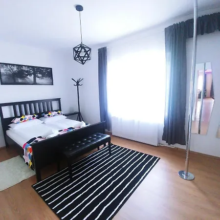 Sarok Apartmanhaz 公寓 Makó
