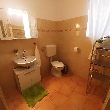 公寓 Sarok Apartmanhaz