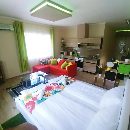 Sarok Apartmanhaz 公寓 *