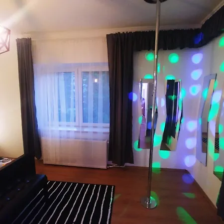 公寓 Sarok Apartmanhaz *