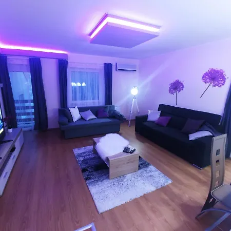 Sarok Apartmanhaz 公寓 Makó