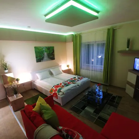 Sarok Apartmanhaz 公寓 Makó