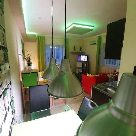 公寓 Sarok Apartmanhaz *