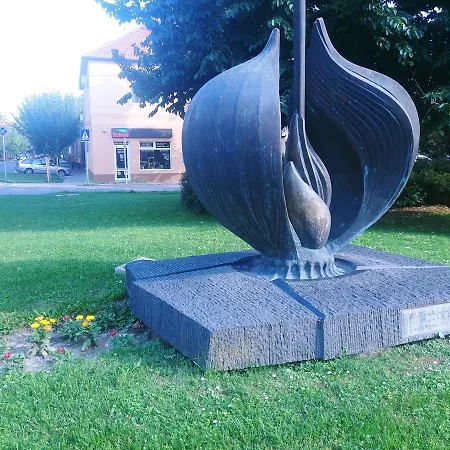 公寓 Sarok Apartmanhaz *