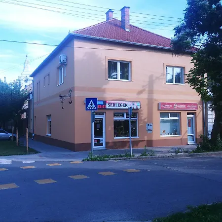 Sarok Apartmanhaz Apartament *