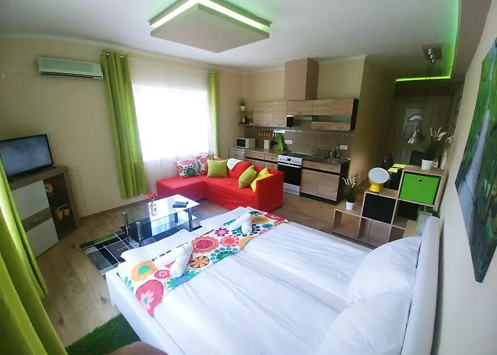 Sarok Apartmanhaz דירה *